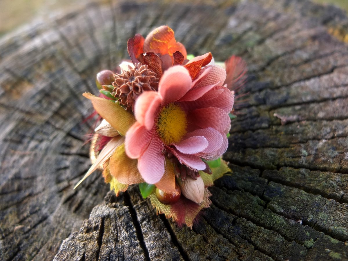 hnědé květiny na gumičce