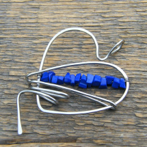 Srdcový přívěsek s rekonstr. lapisem lazuli - tepaná chirurgická ocel