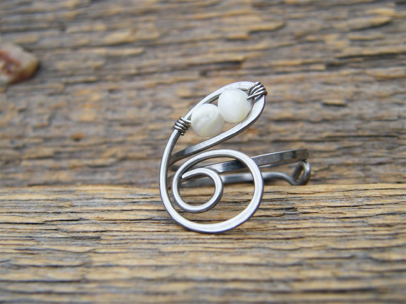 Prstýnek se dvěma kuličkami perleti - tepaná chirurgická ocel