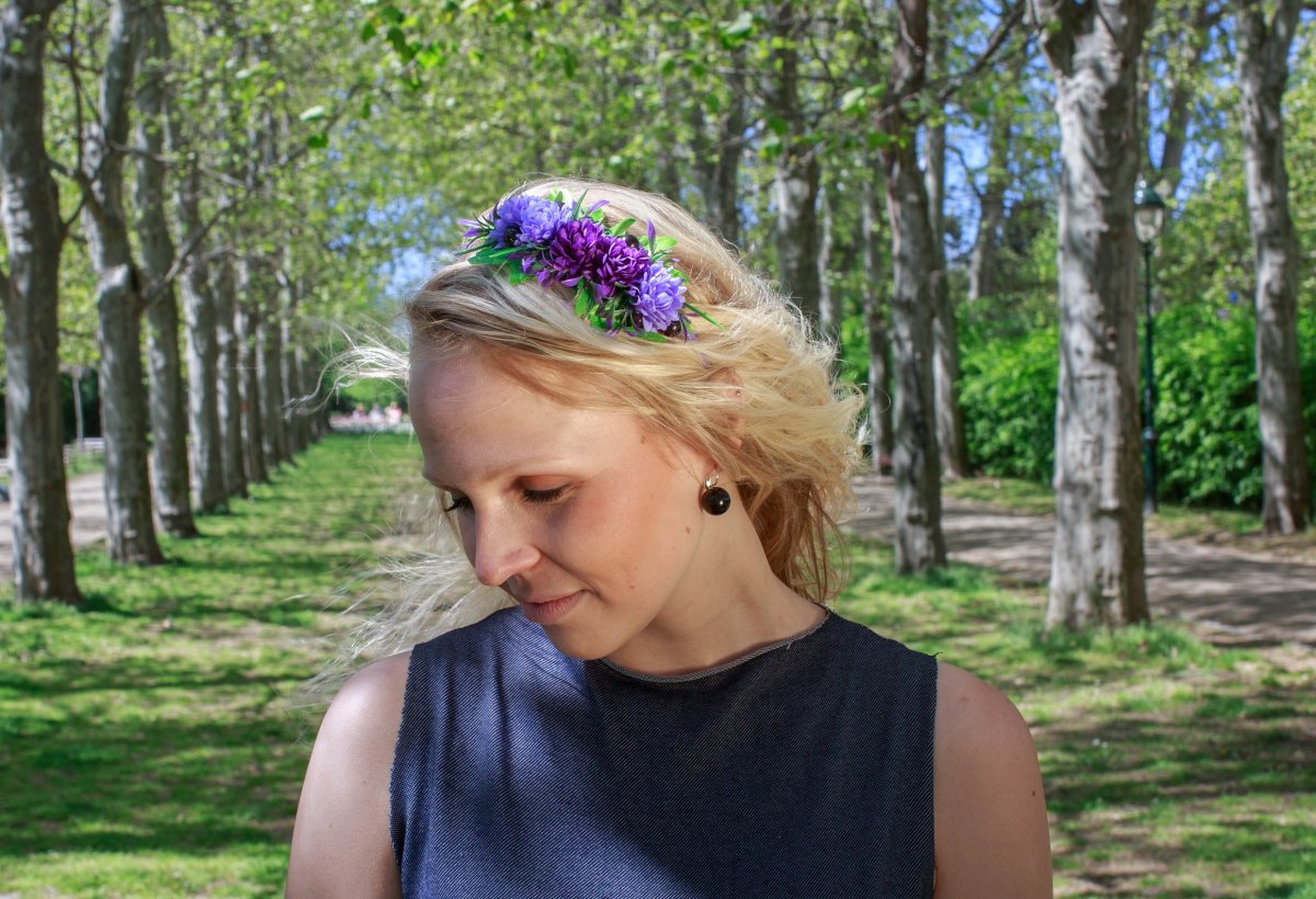 fialová květinová čelenka