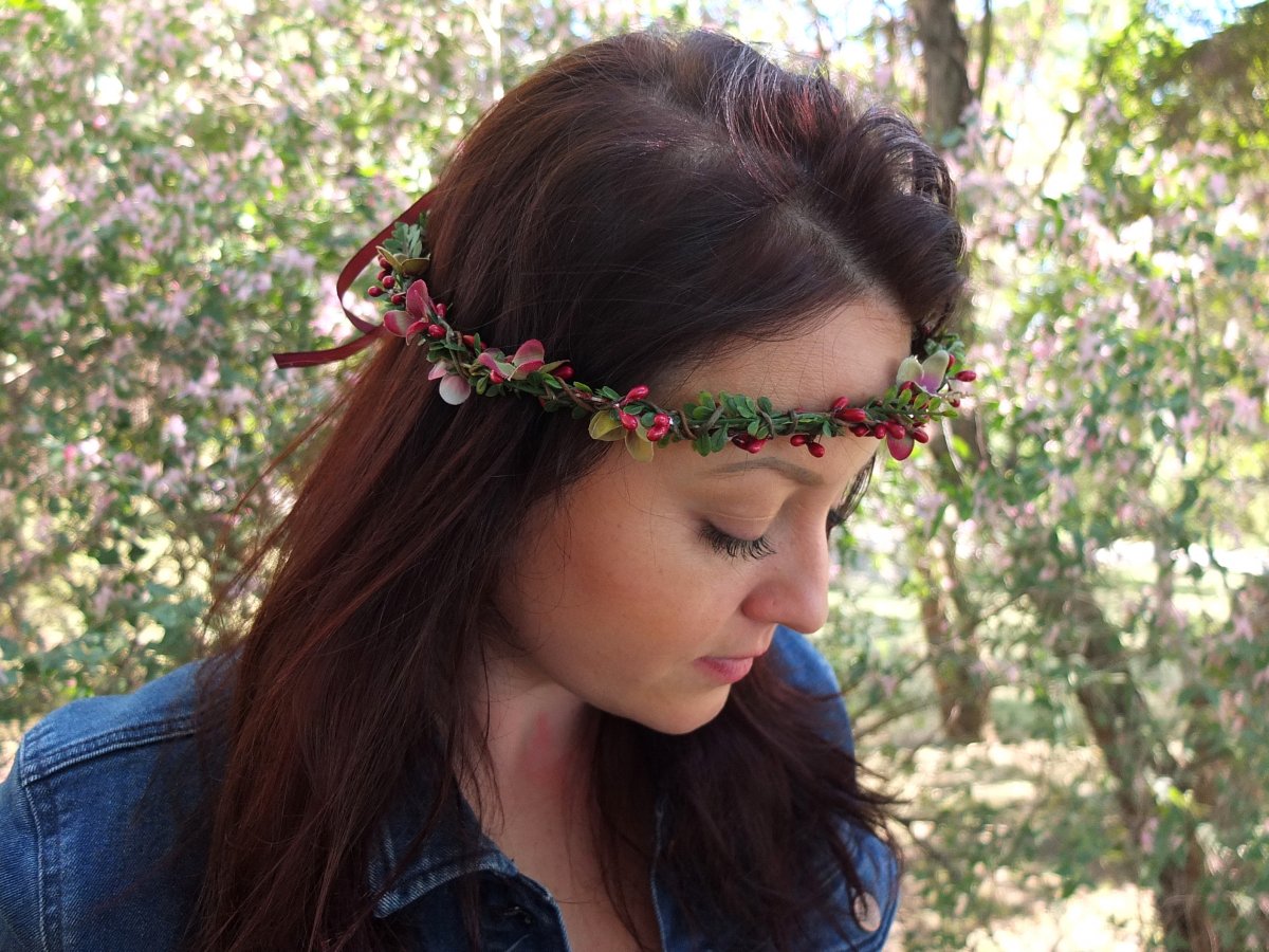 nezralé ostružiny na kraji lesa