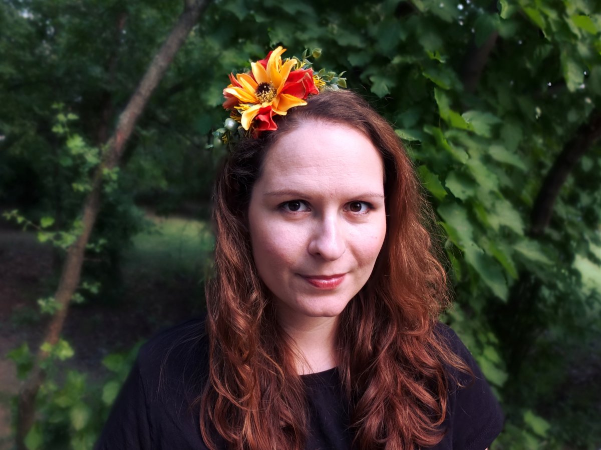 čelenka se žlutým květem