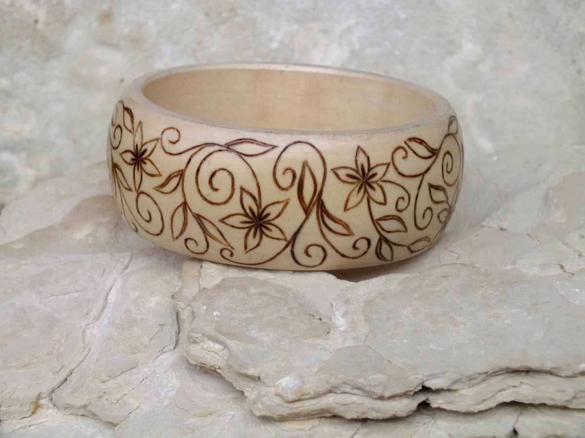 Květiny a spirály - dřevěný náramek