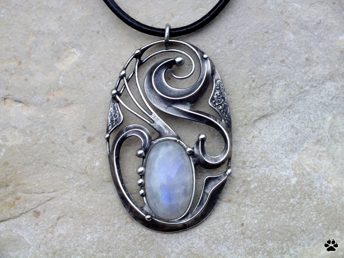 Měsíční svit - náhrdelník s měsíčním kamenem