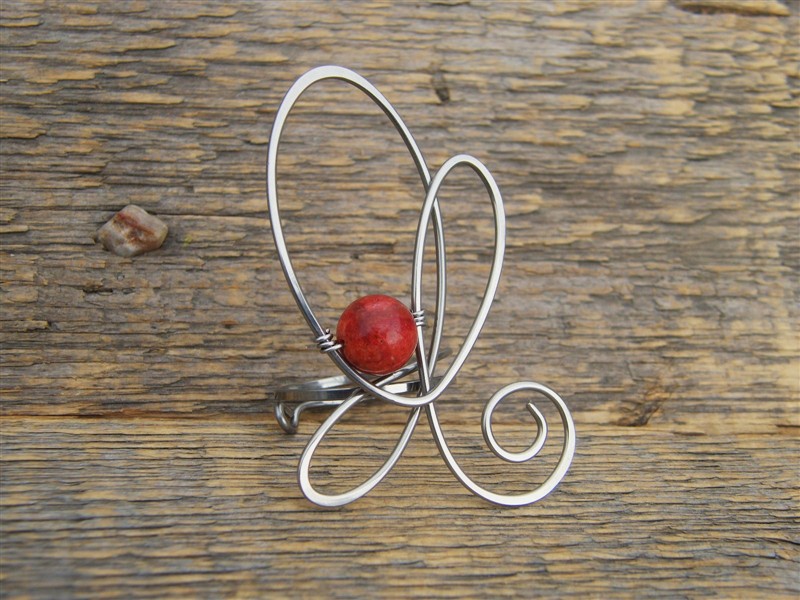 Spona na šátek nebo šálu zdobená korálem - tepaná chirurgická ocel