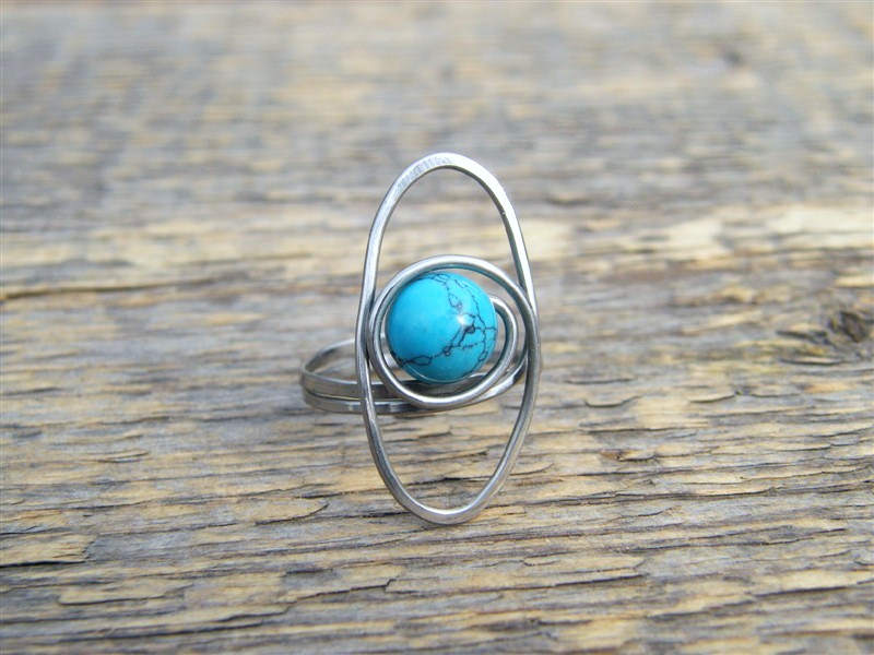 Prstýnek s kuličkou tyrkenitu - tepaná chirurgická ocel