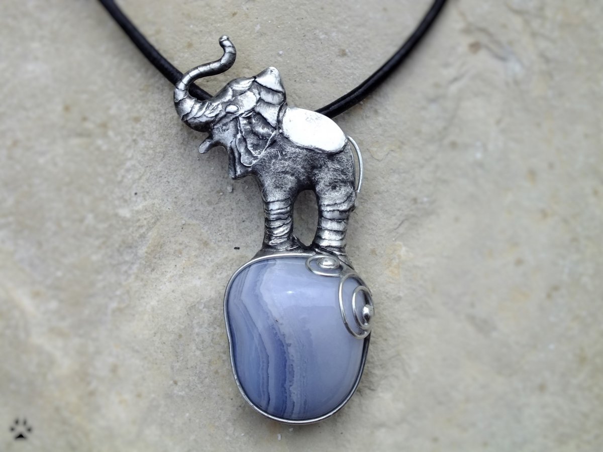 Slůně pro štěstí s chalcedonem - náhrdelník 