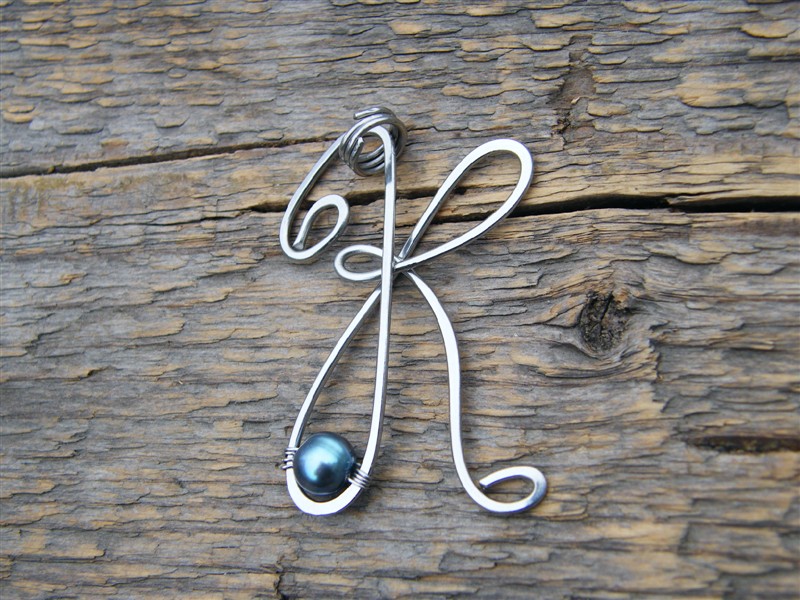 "K" jako Karolína... přívěsek z tepané chirurgické oceli zdobený říční perlou