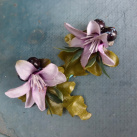 fialové květy na sponkách