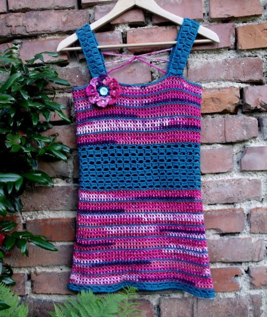 Háčkovaný letní top s pruhy