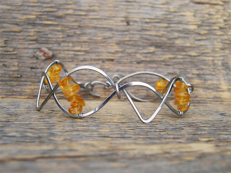 Náramek s jantarem - tepaná chirurgická ocel