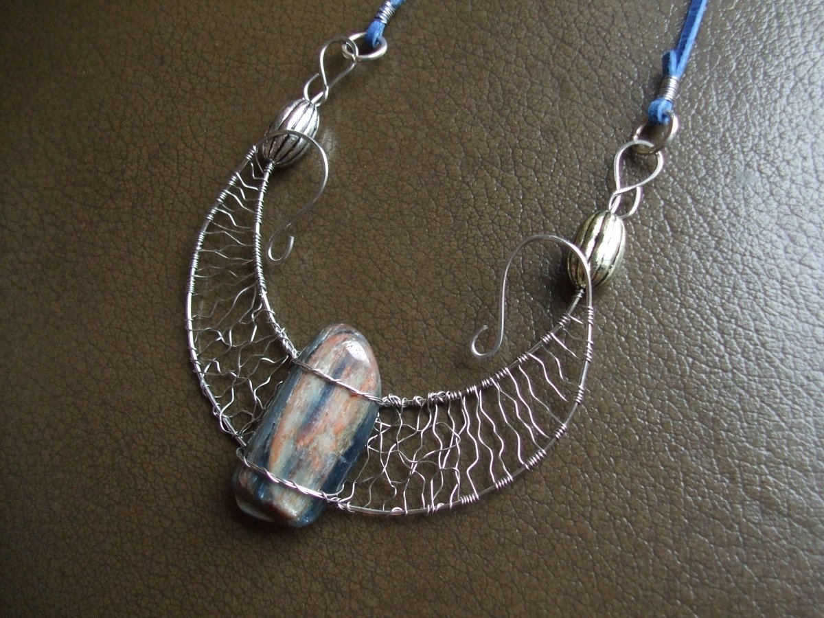 Náhrdelník s krásným Kyanitem.