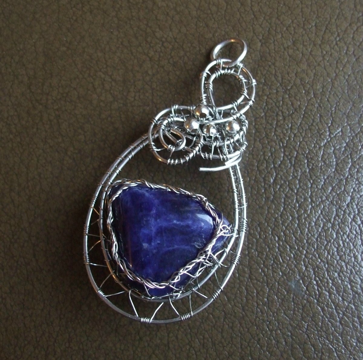 Sodalit polodrahokam.