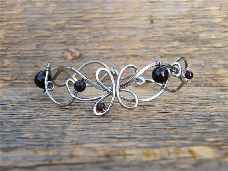 Granátový náramek