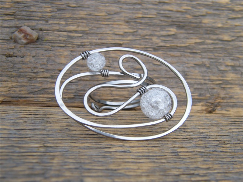 Šátková spona zdobená praskaným křišťálem - tepaná chirurgická ocel