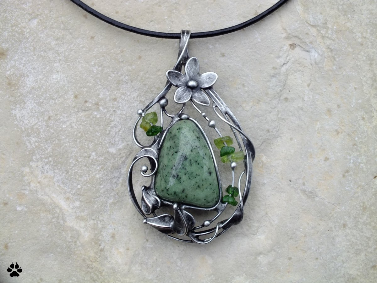 Grosulár,chromdiopsid,olivínky-cínovaný náhrdelník