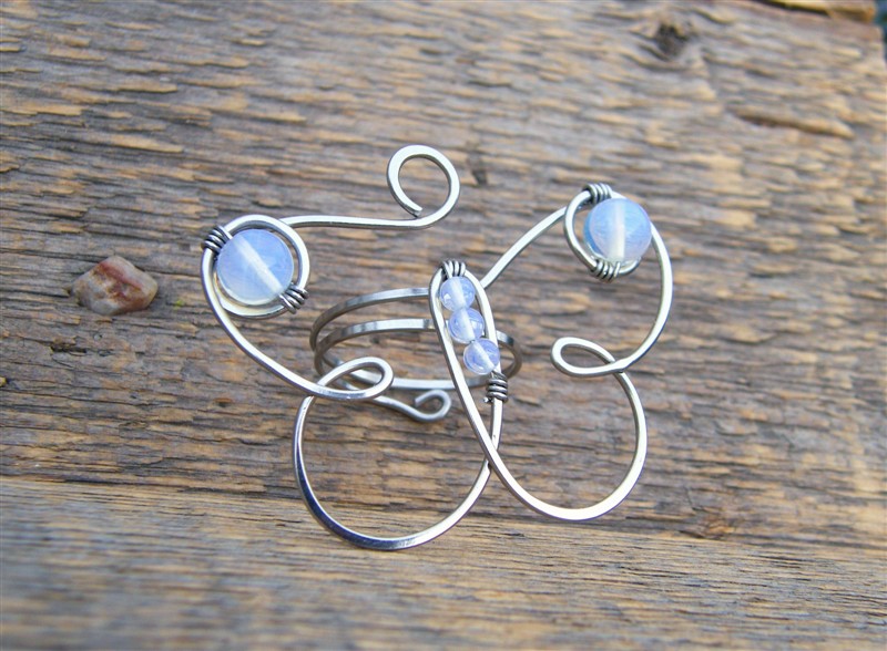 Motýlová spona na šátek nebo šálku zdobená opalitem - tepaná chirurgická ocel