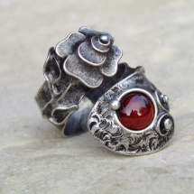 Růže - prsten s rudým granátem