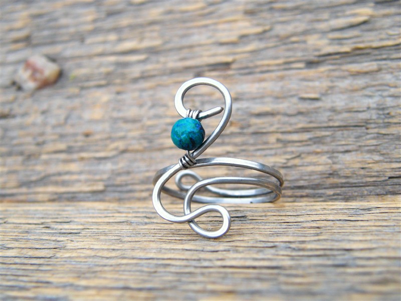 Prstýnek s kuličkou chryzokolu - tepaná chirurgická ocel
