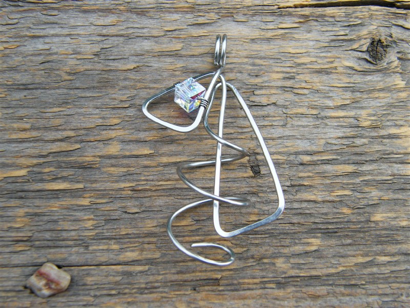 Přívěsek se Swarovského křišťálem - tepaná chirurgická ocel