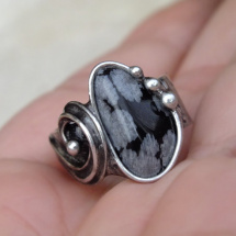 Prsten s obsidiánem