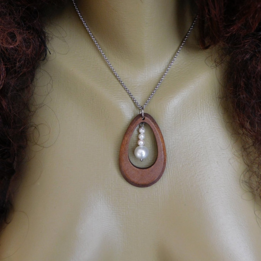 Náhrdelník -dřevěn přívěšek s pravými perlami