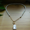 Náhrdelník  -Bílé perly s keshi perlou