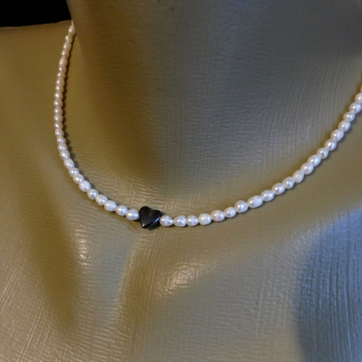 Náhrdelník-  Bílé perličky s hematitovým srdíčkem