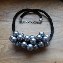 Náhrdelník   s šedými perlami