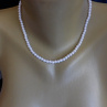 Náhrdelník z bílých perliček