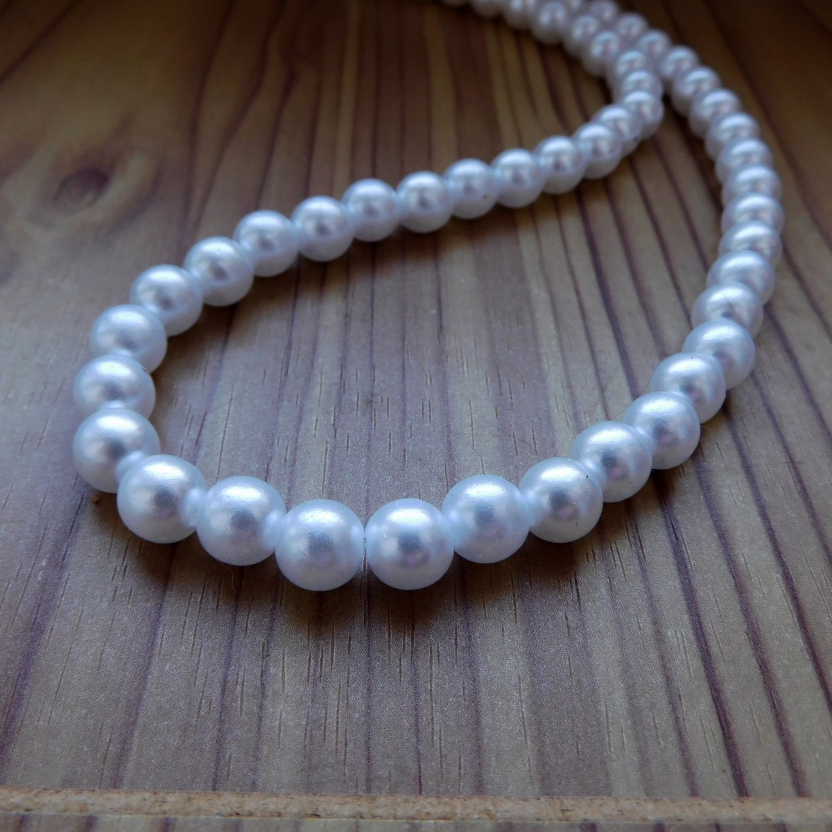 Náhrdelník z bílých perlí