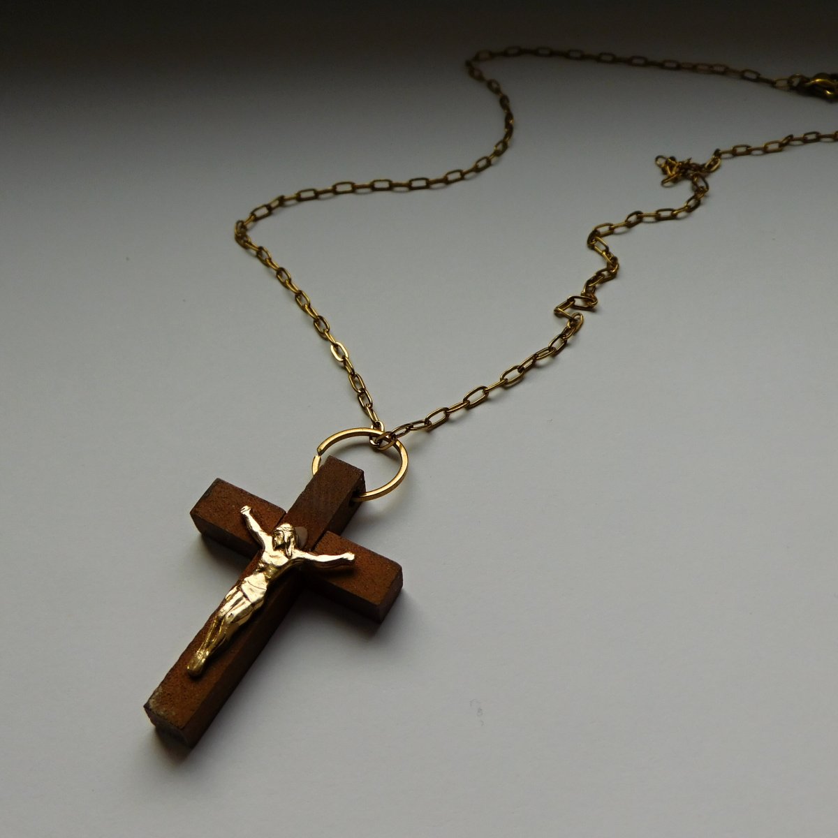 Náhrdelník  --přívěšek dřevěný na pozlaceném  řetízku