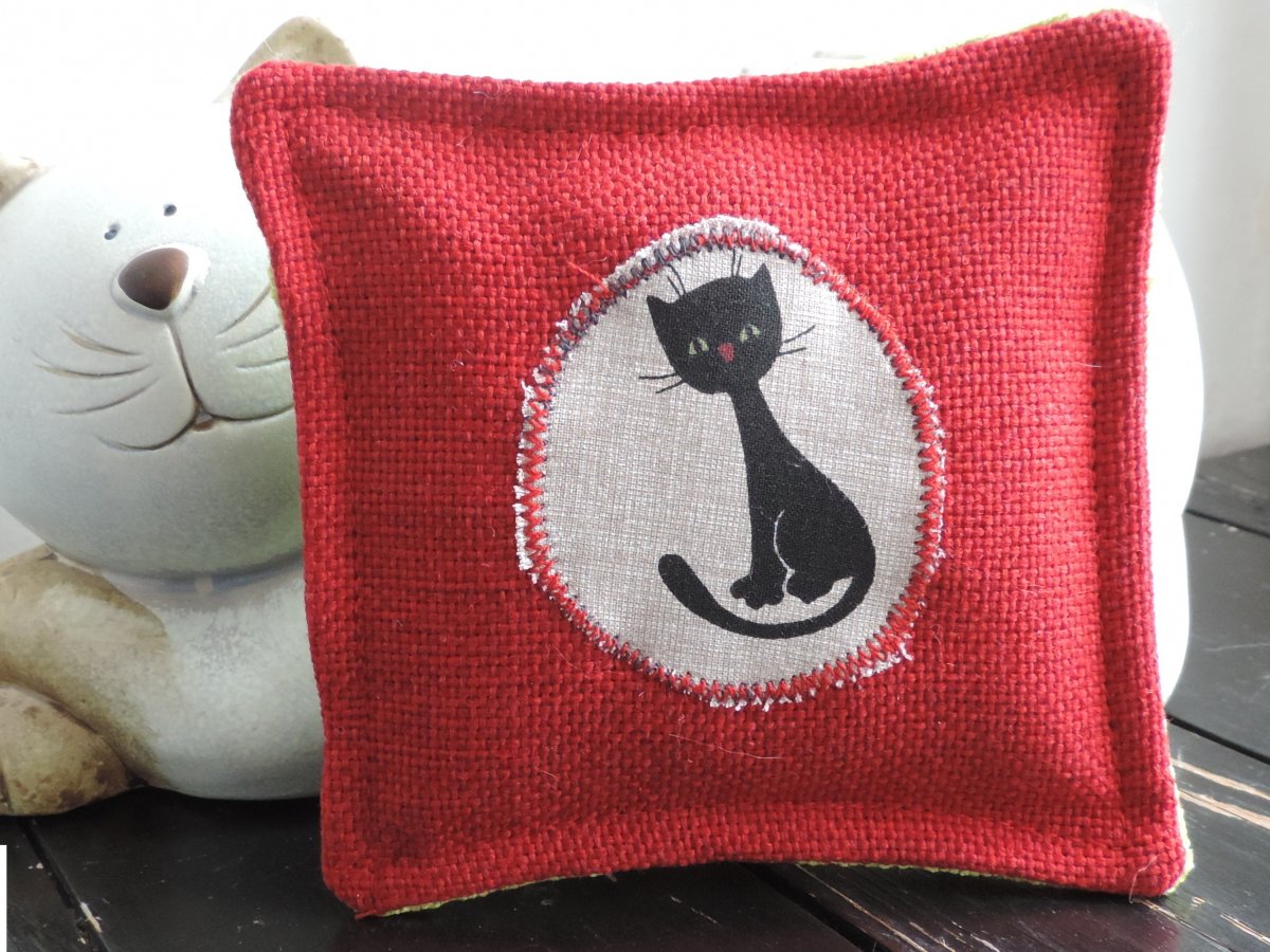 MAZLÍCÍ PODUŠKA SE ŠANTOU KOČIČÍ