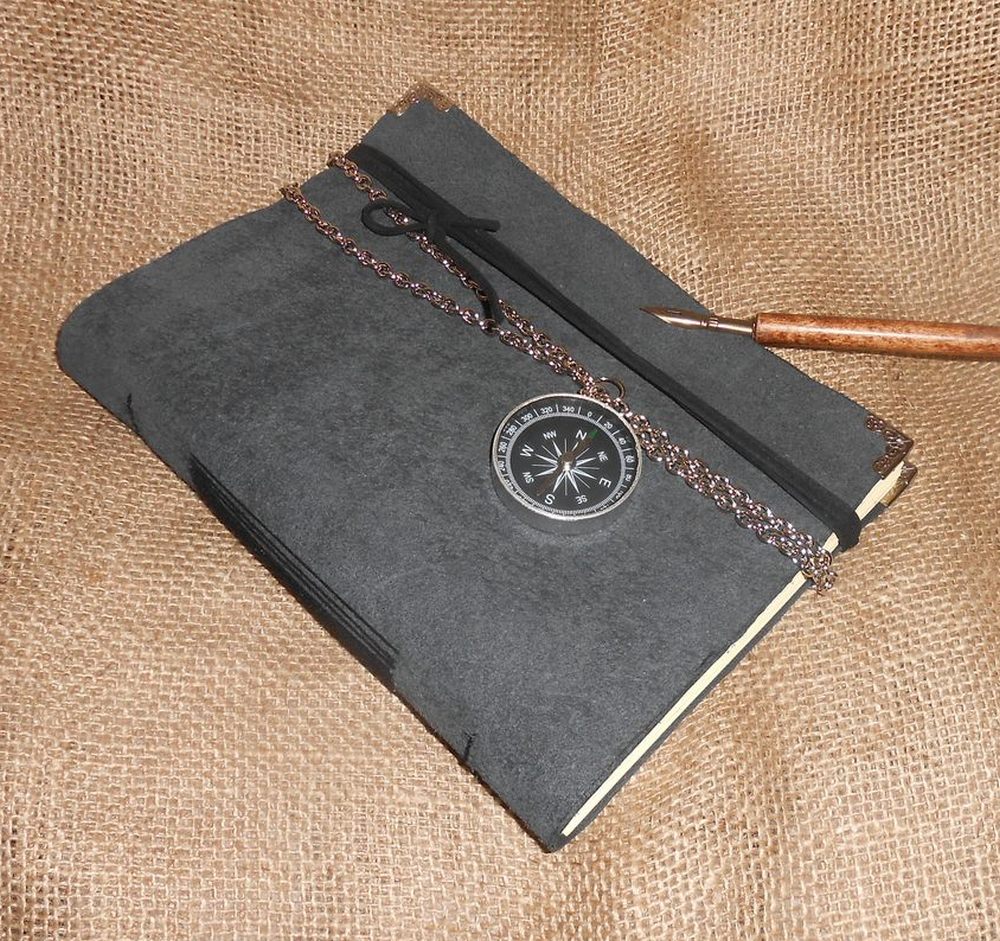 Kožený zápisník s kompasem