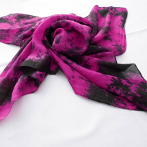 Batikovaný hedvábný šátek tmavě růžovo-černý 12562557