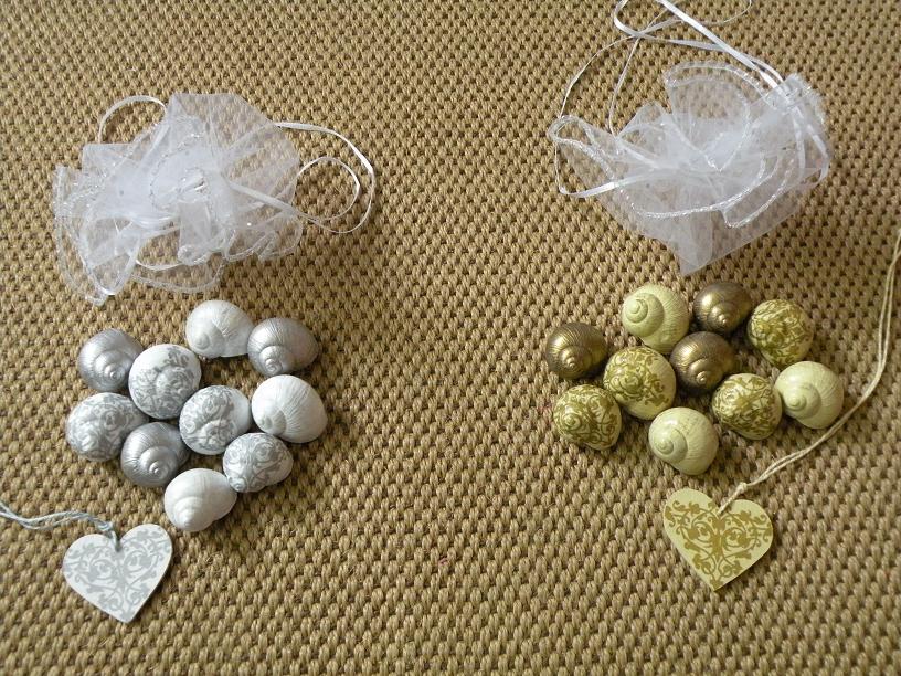 Dekorační ulity v organzovém pytlíčku - zlaté