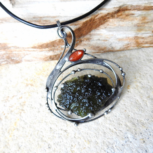 Vltavín se slunečním kamenem