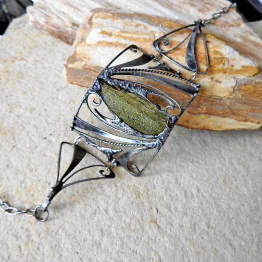 Vltavínový náramek