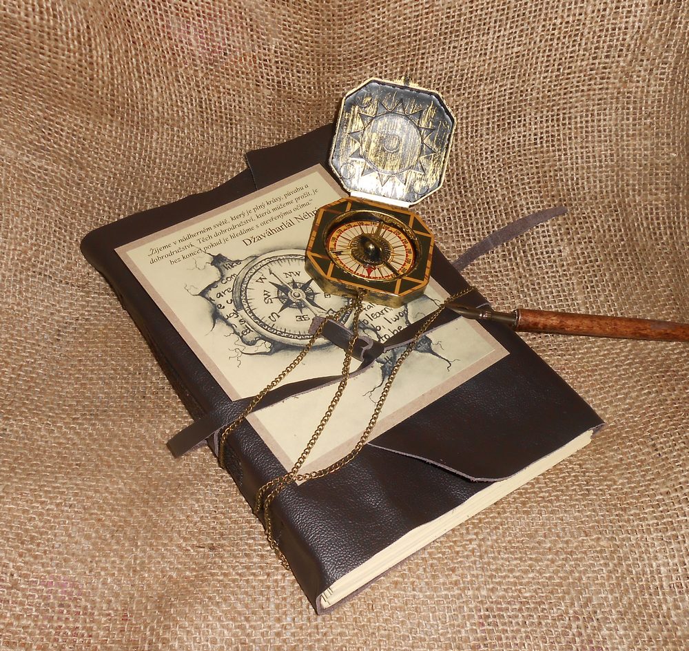 Kožený zápisník se starodávným kompasem
