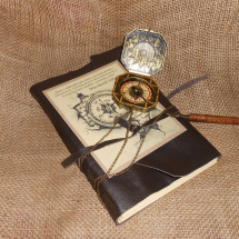 Kožený zápisník se starodávným kompasem