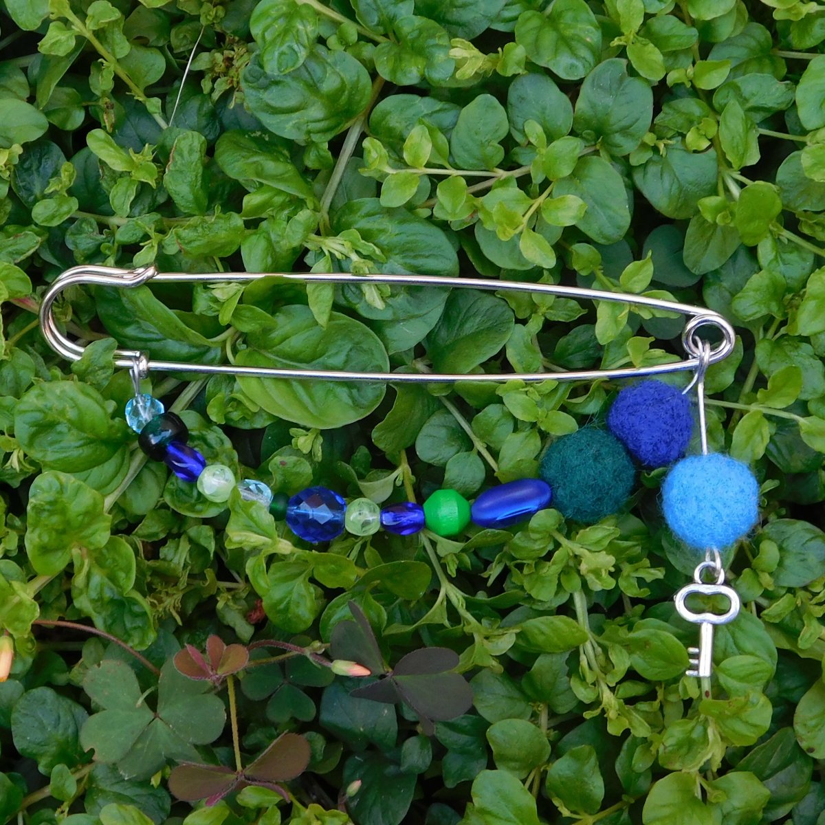 Ozdobný spínací špendlík, klíč