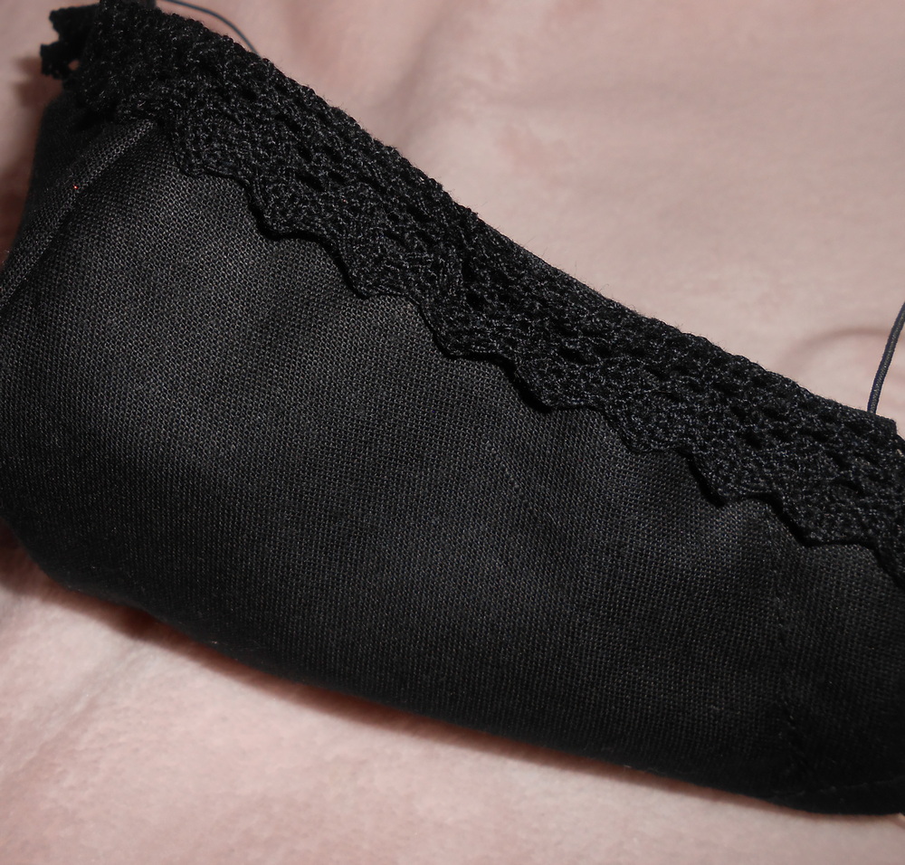 Černá dámská rouška s krajkou