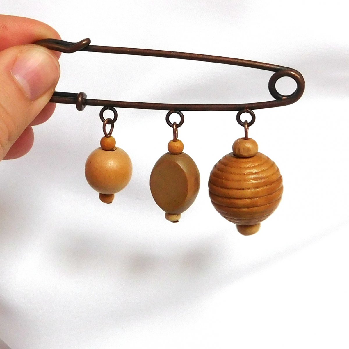 Ozdobný spínací špendlík, dřevo