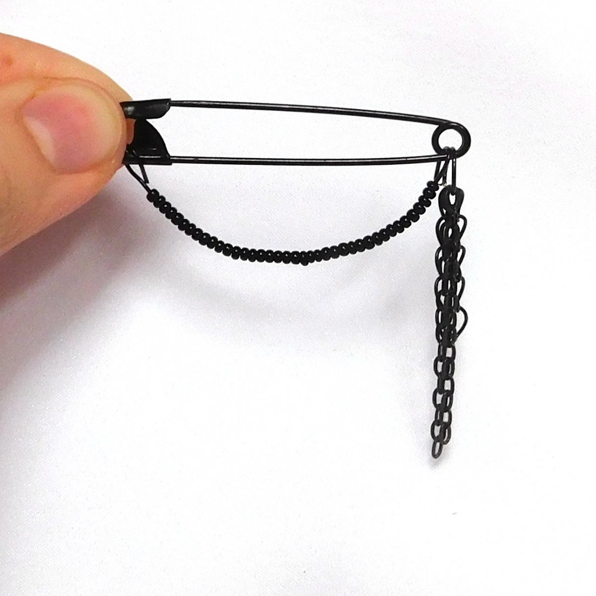 Ozdobný spínací špendlík, černý 2