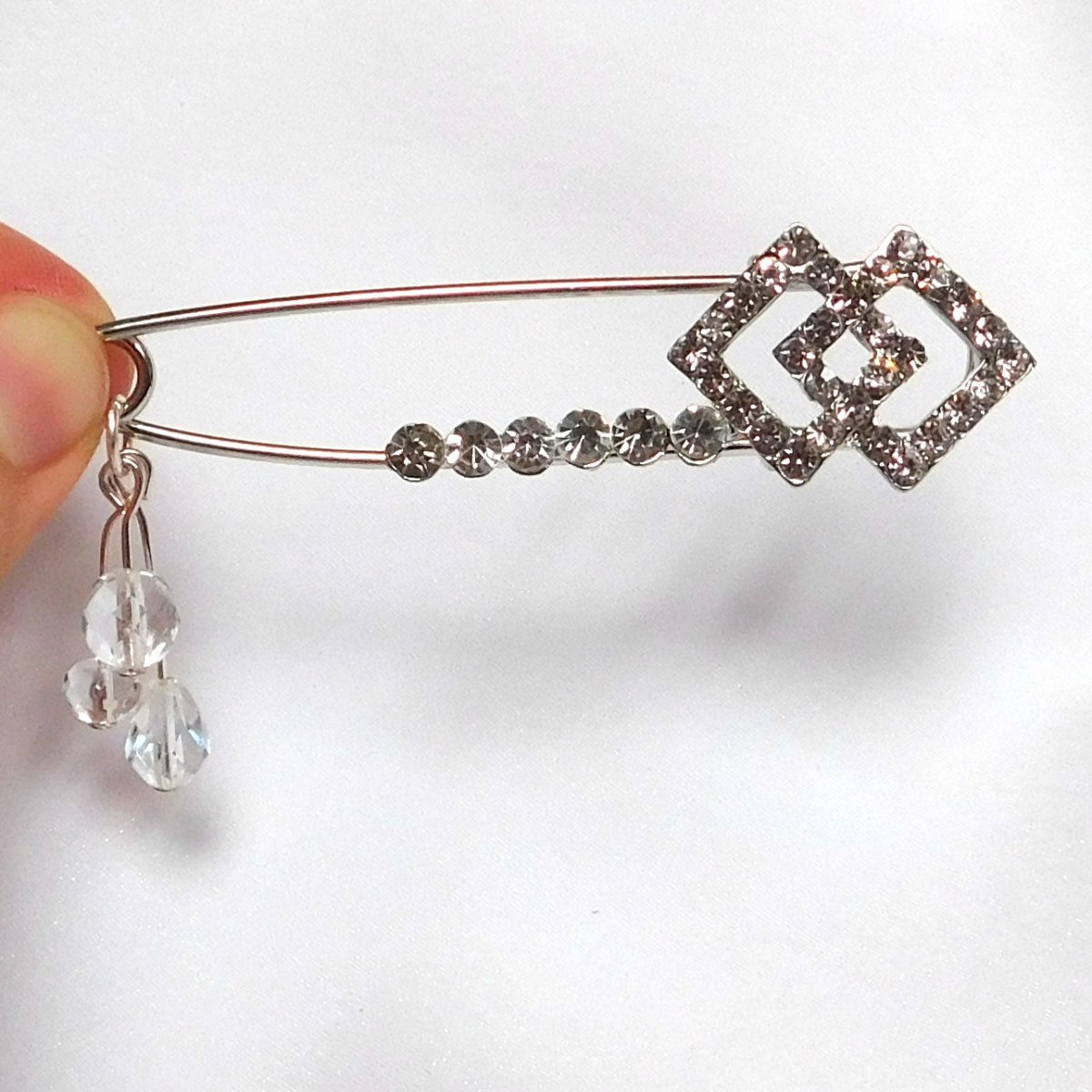 Ozdobný spínací špendlík, štrasový