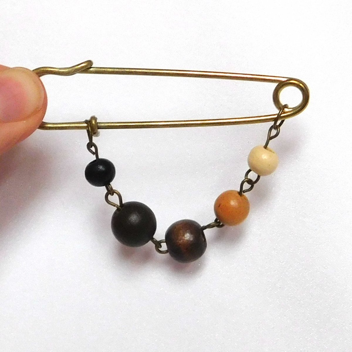 Ozdobný spínací špendlík, dřevěné kuličky