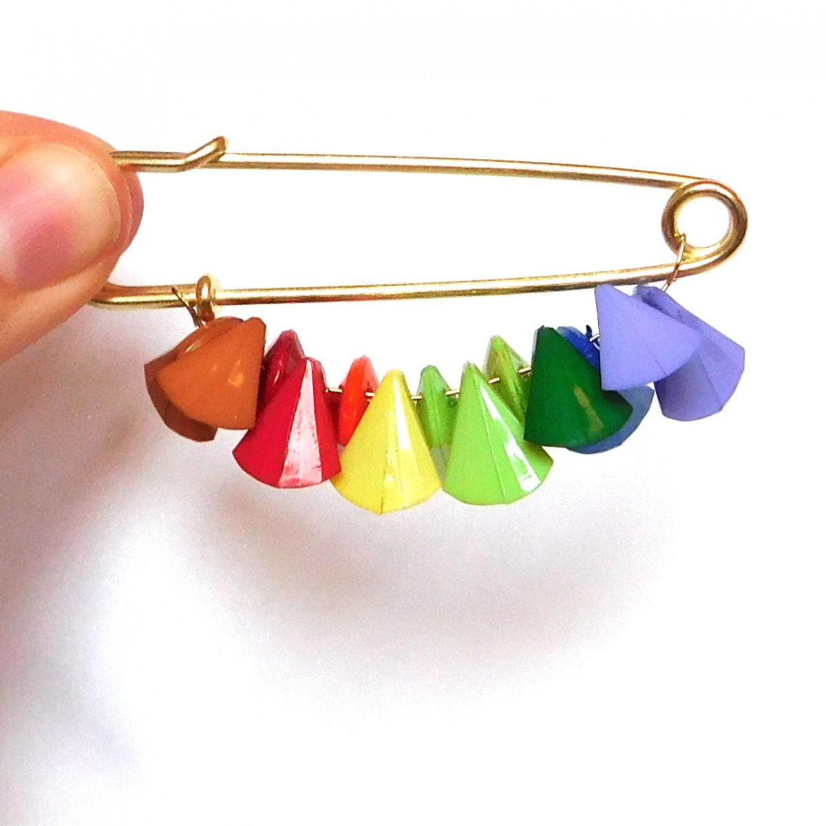 Ozdobný spínací špendlík, pestrobarevný