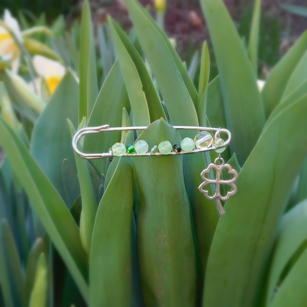 Ozdobný spínací špendlík, čtyřlístek