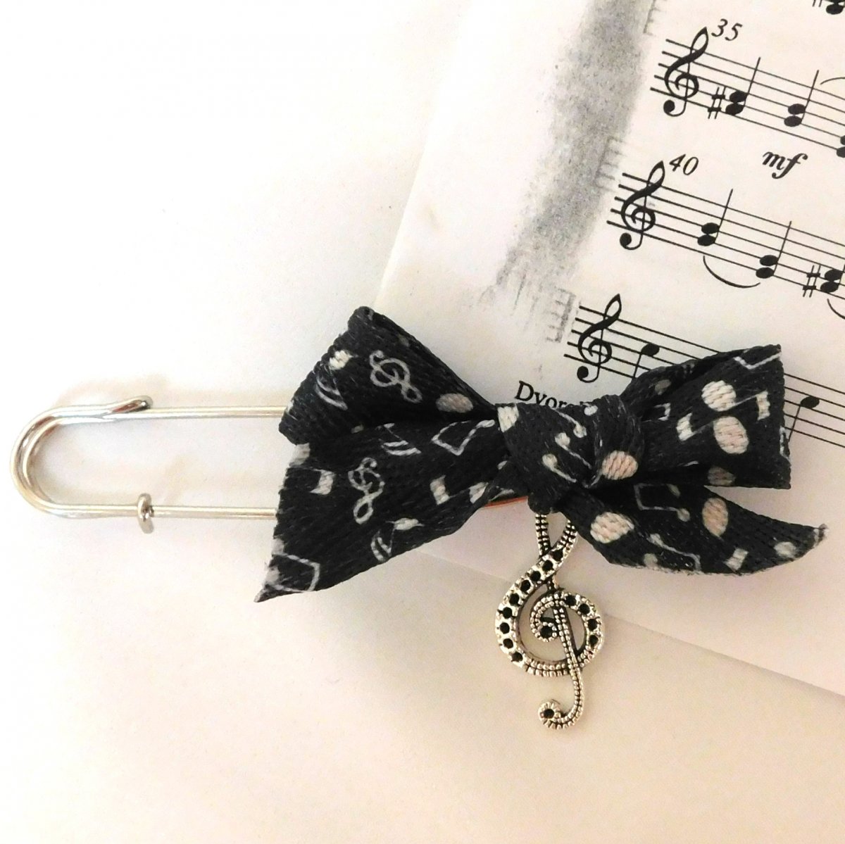 Ozdobný spínací špendlík, Hodina klavíru