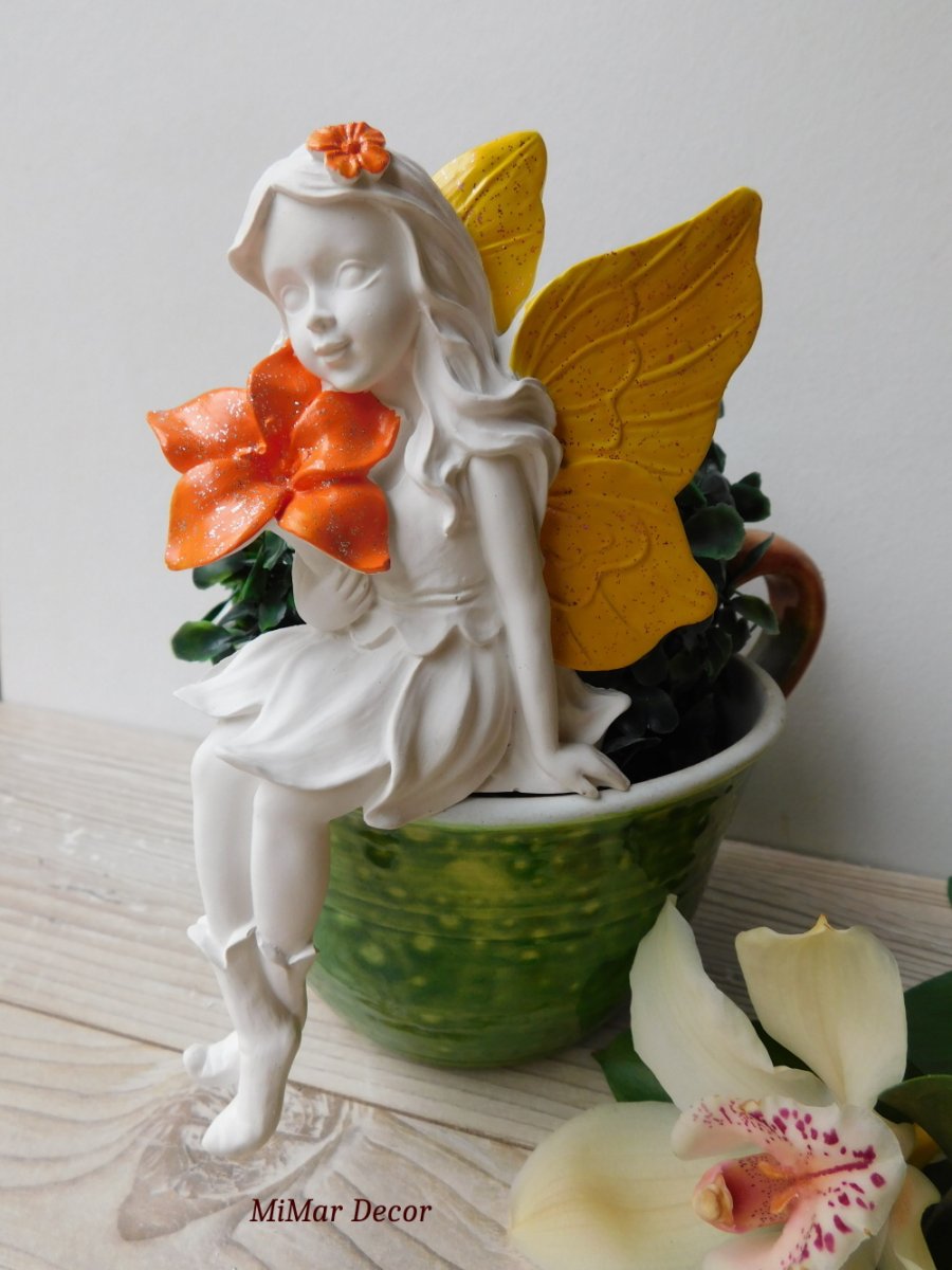 Víla s kytkou dekorace barevná rohová sedící